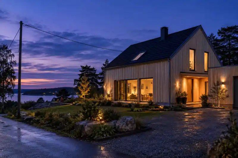 Svensk villa i skymning med elledning fram till huset